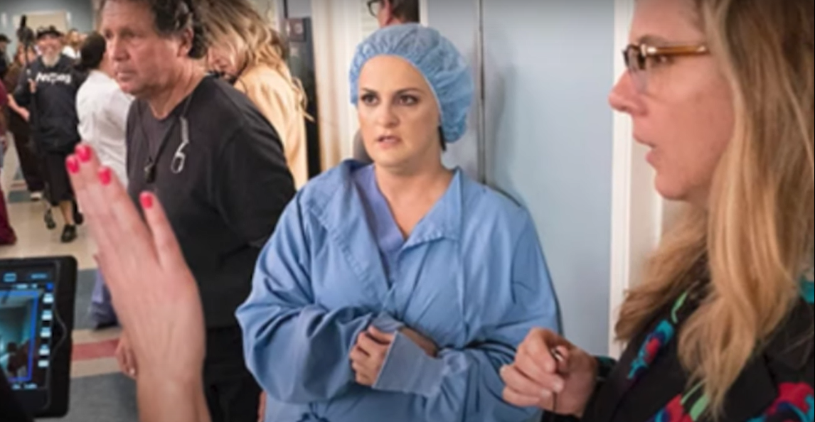 Elisabeth Finch, roteirista veterana de Grey's Anatomy, foi afastada do cargo sob acusa&ccedil;&atilde;o de ter mentido sobre o seu hist&oacute;rico m&eacute;dico.