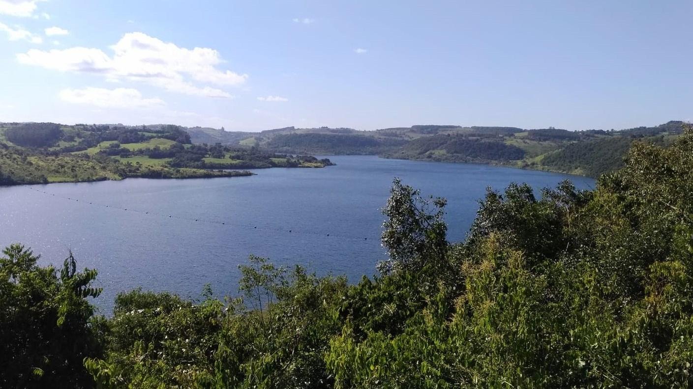 A largura da &aacute;rea de preserva&ccedil;&atilde;o permanente da usina &eacute; vari&aacute;vel e seu limite pode estar entre 30 metros e mais de um 1 km de dist&acirc;ncia da margem do lago