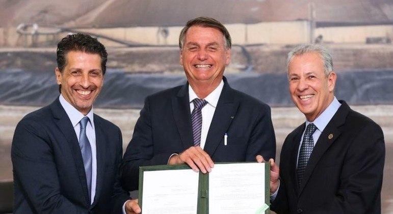 Bolsonaro ao lado dos ministros do Meio Ambiente, Joaquim Leite, e de Minas e Energia, Bento Albuquerque