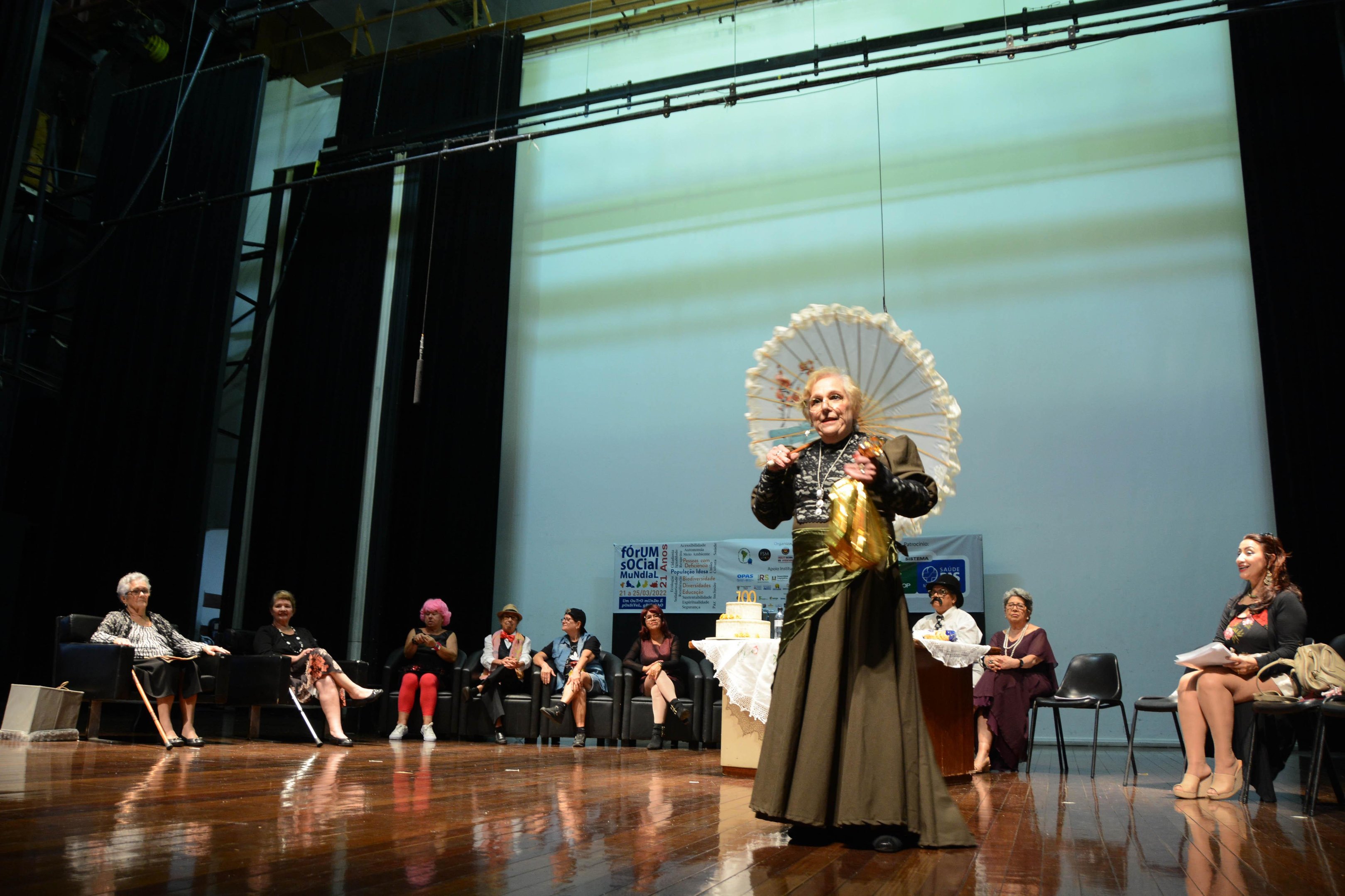 Grupo de teatro Saindo do Ba&uacute;, parte do projeto Maturidade Ativa do Sesc/RS se apresenta na abertura do F&oacute;rum