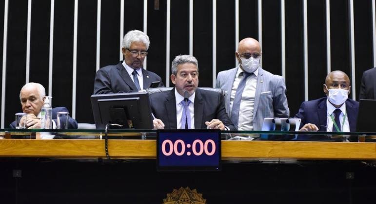 C&acirc;mara aprova urg&ecirc;ncia do projeto sobre piso da enfermagem