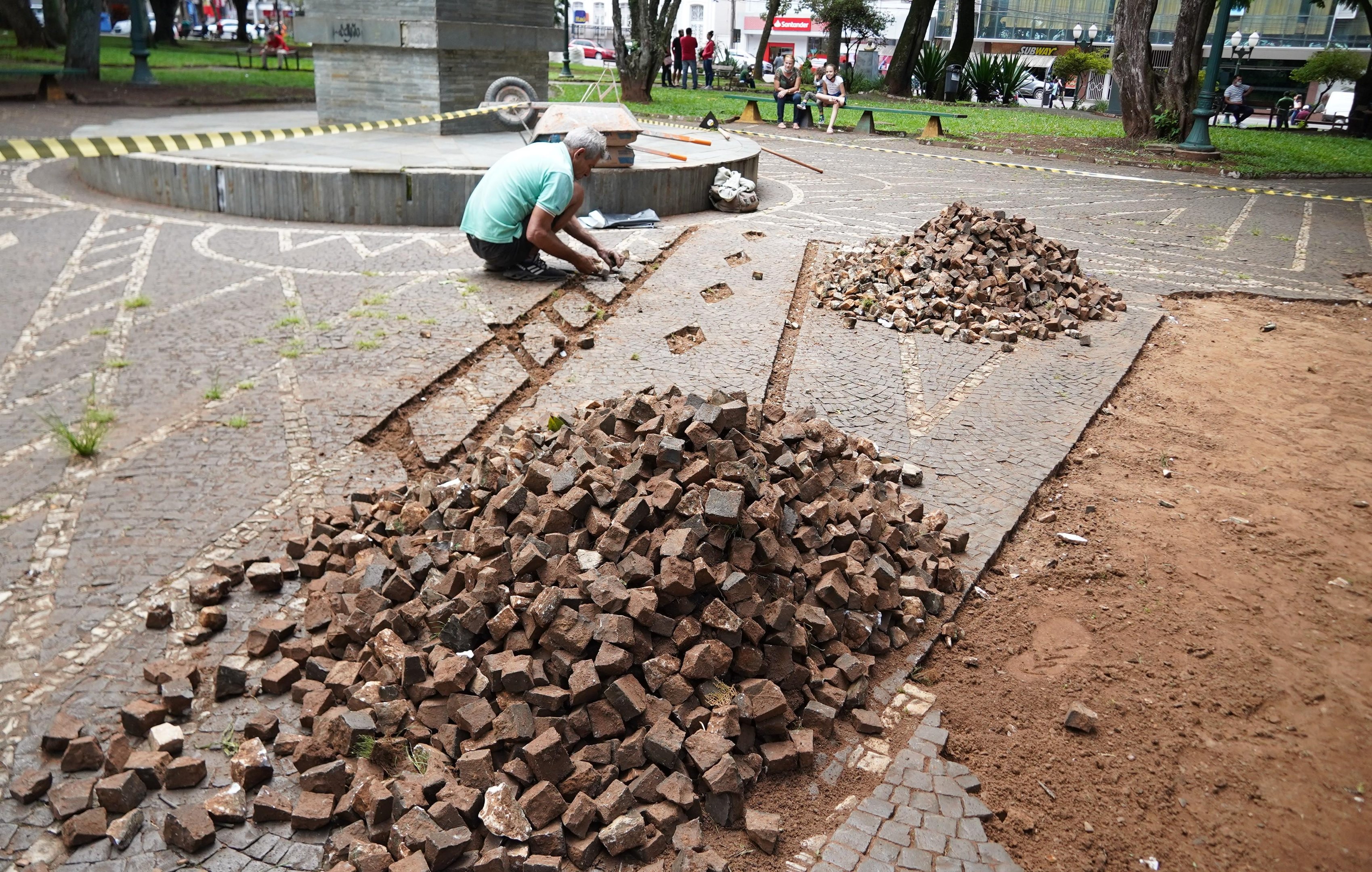 Ch&atilde;o da pra&ccedil;a apresenta danos em decorr&ecirc;ncia do tempo e da utiliza&ccedil;&atilde;o
