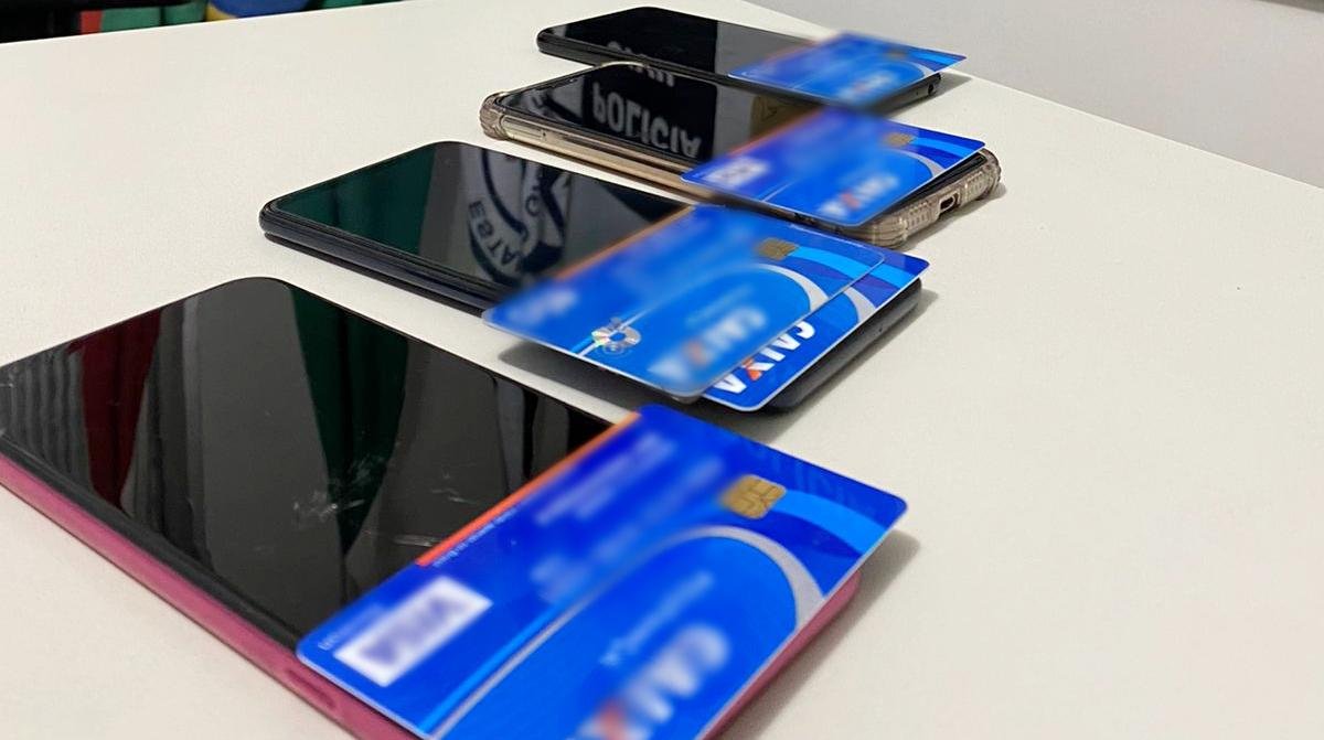 Houve apreens&atilde;o de quatro cart&otilde;es banc&aacute;rios e quatro telefones celulares