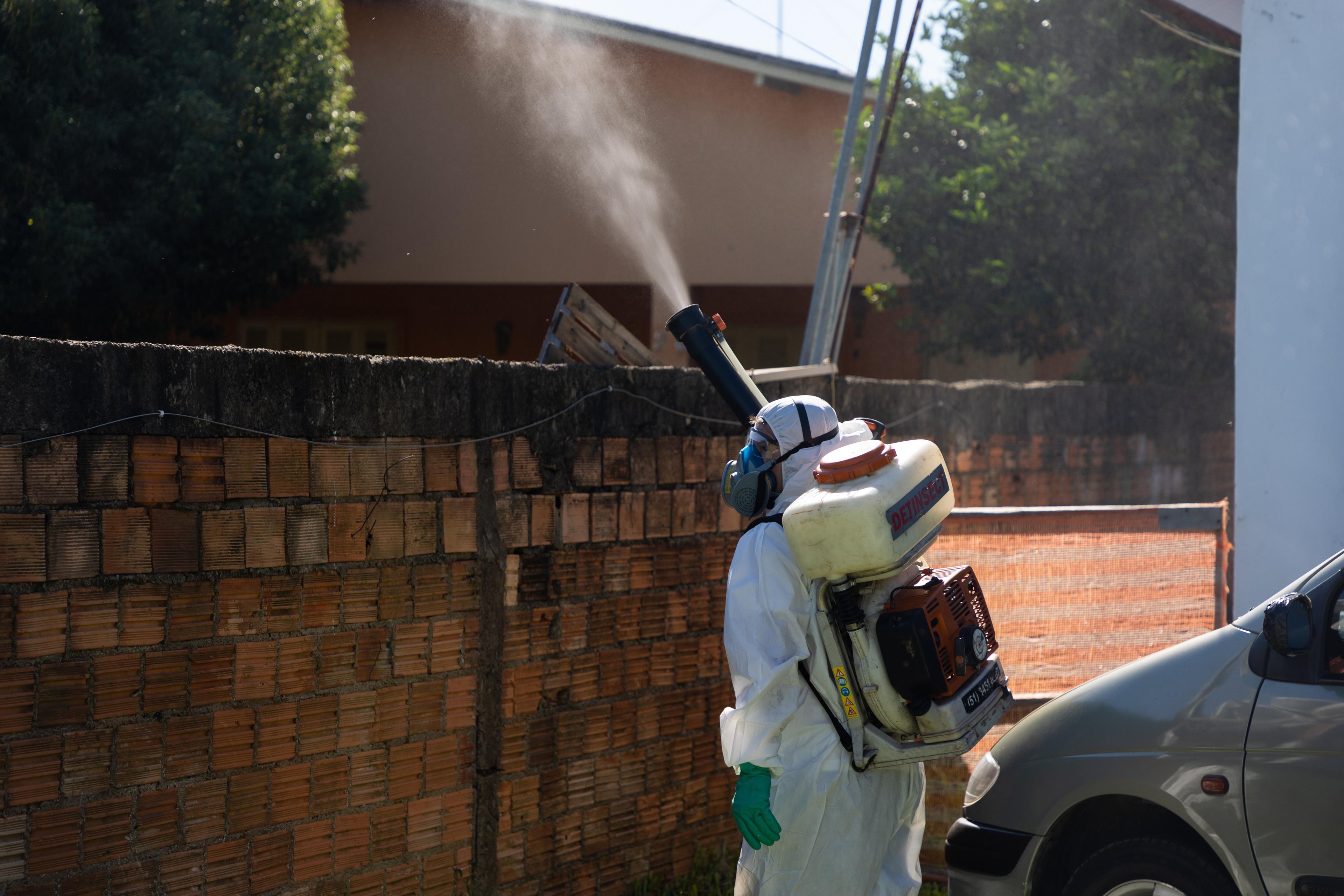 Agentes end&ecirc;micos realizam pesquisa larv&aacute;ria em im&oacute;veis para detectar poss&iacute;veis focos