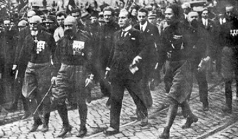 Os fascistas eram liderados por Mussolini.