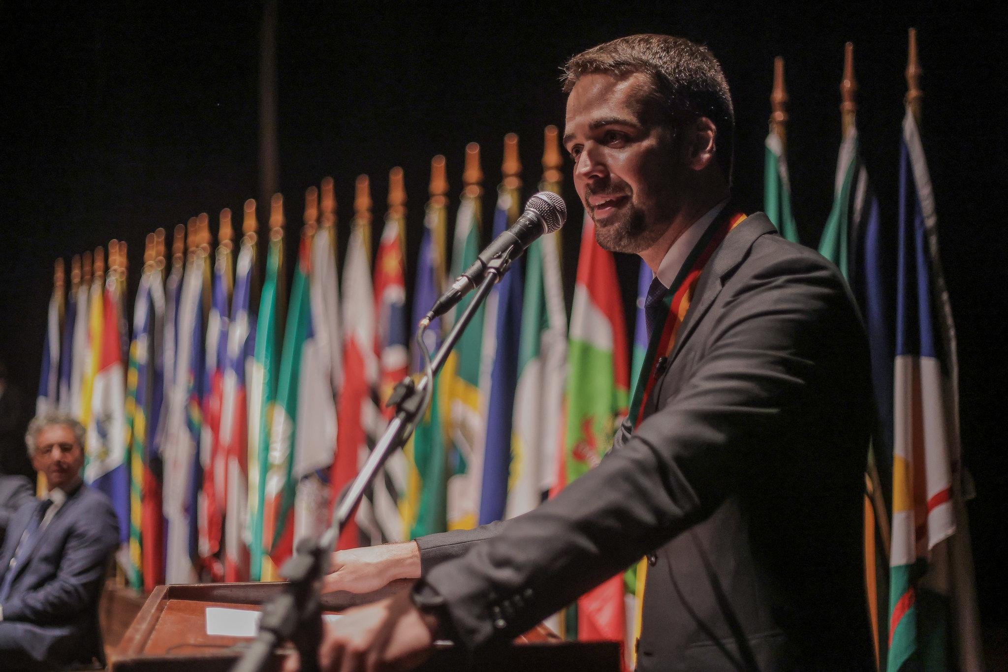 Ao receber Medalha de M&eacute;rito Farroupilha, Leite fez discurso em tom de despedida