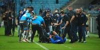 Funcionário arrumou briga com jogadores do Grêmio após o apito final do Gre-Nal 437