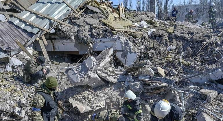 Quartel &eacute; destru&iacute;do ap&oacute;s ataque de m&iacute;sseis russos em Mykolaiv, no sul da Ucr&acirc;nia