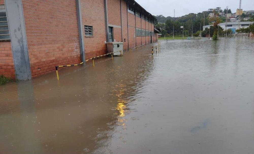 Gin&aacute;sio de Esportes Enxut&atilde;o ficar&aacute; interditado at&eacute; a pr&oacute;xima semana devido ao alagamento