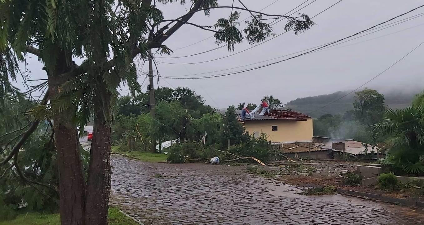 Moradores das casas afetadas foram abrigados no Sal&atilde;o Paroquial