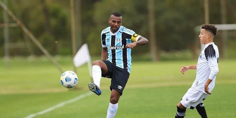 L&eacute;o Gomes deve ficar &agrave; disposi&ccedil;&atilde;o para a S&eacute;rie B