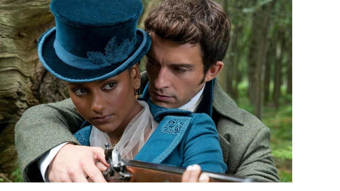 Os atores Jonathan Bailey  e  Simone Ashley s&atilde;o destaques em nova temporada