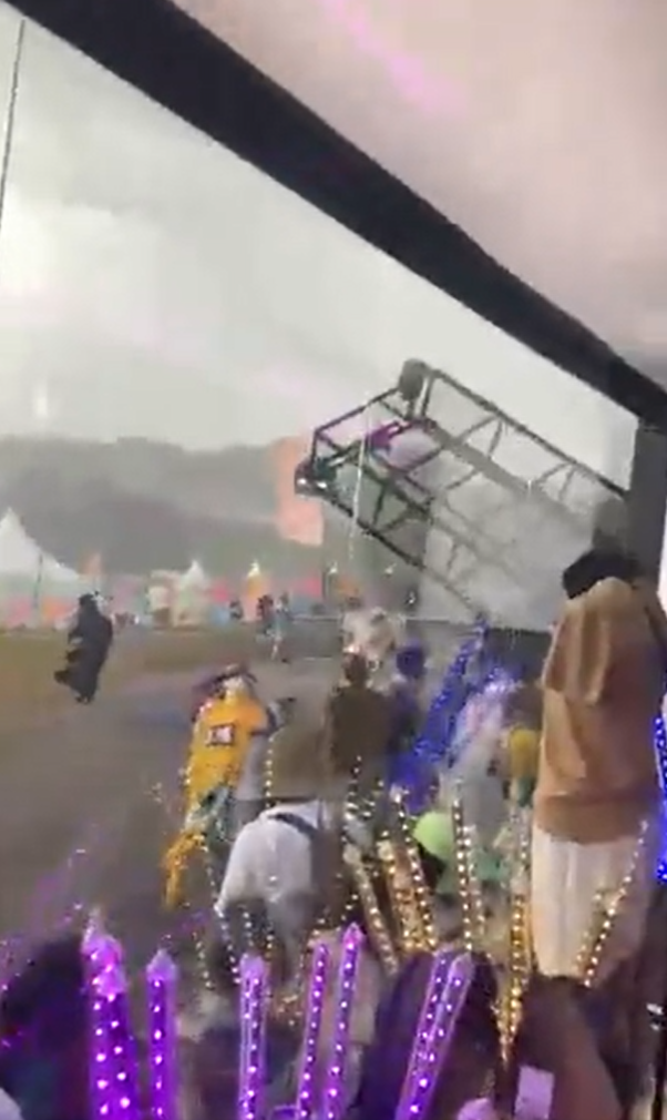 V&iacute;deo gravado por participante do festival mostra momento da queda da estrutura