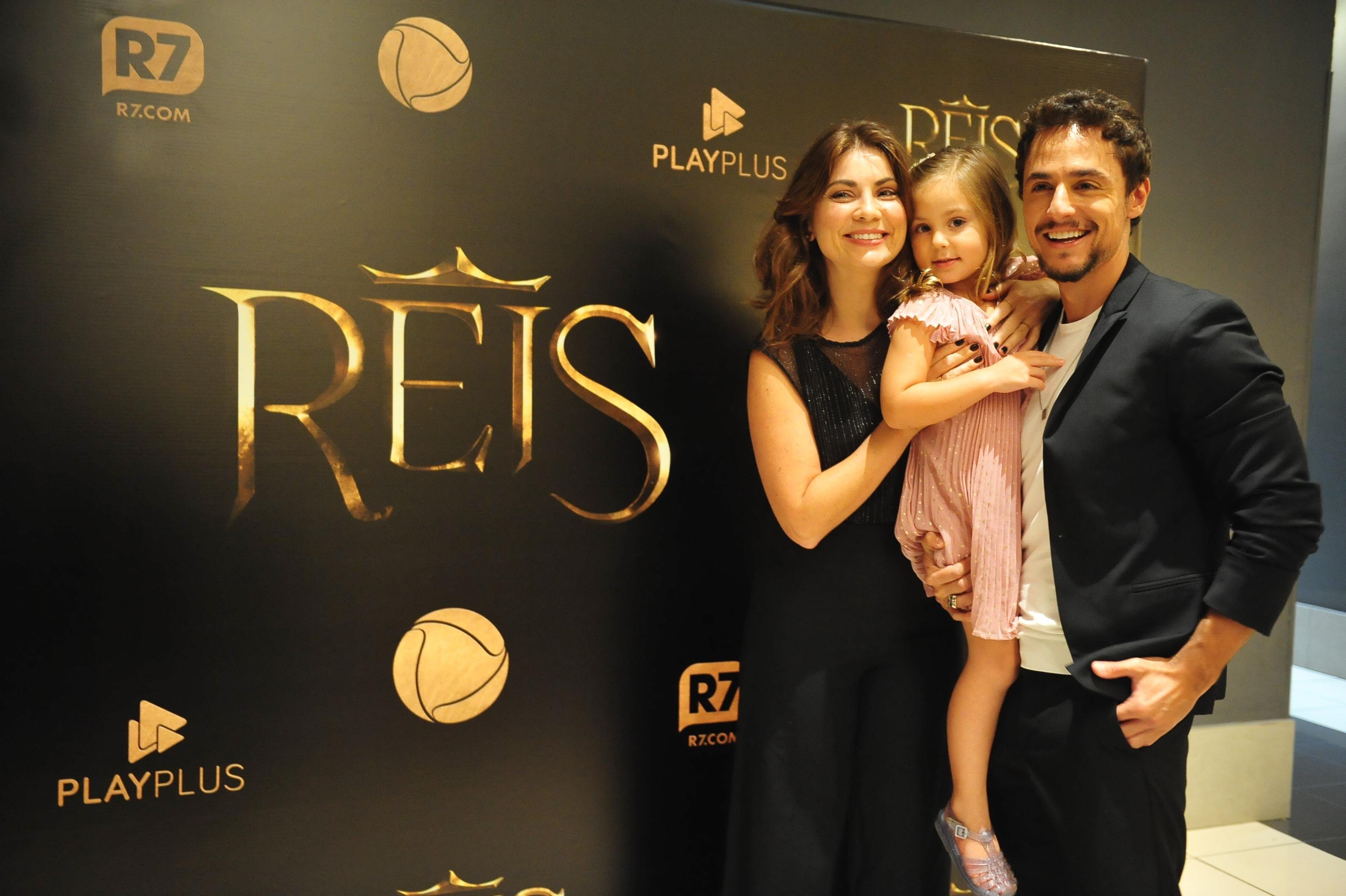 Ohana Homen, a filha Ellora e o marido, o ator Thiago Amaral, da s&eacute;rie &lsquo;Reis&rsquo; da Record TV, que estreou com gala na ter&ccedil;a, no Cineflix do Shopping Total