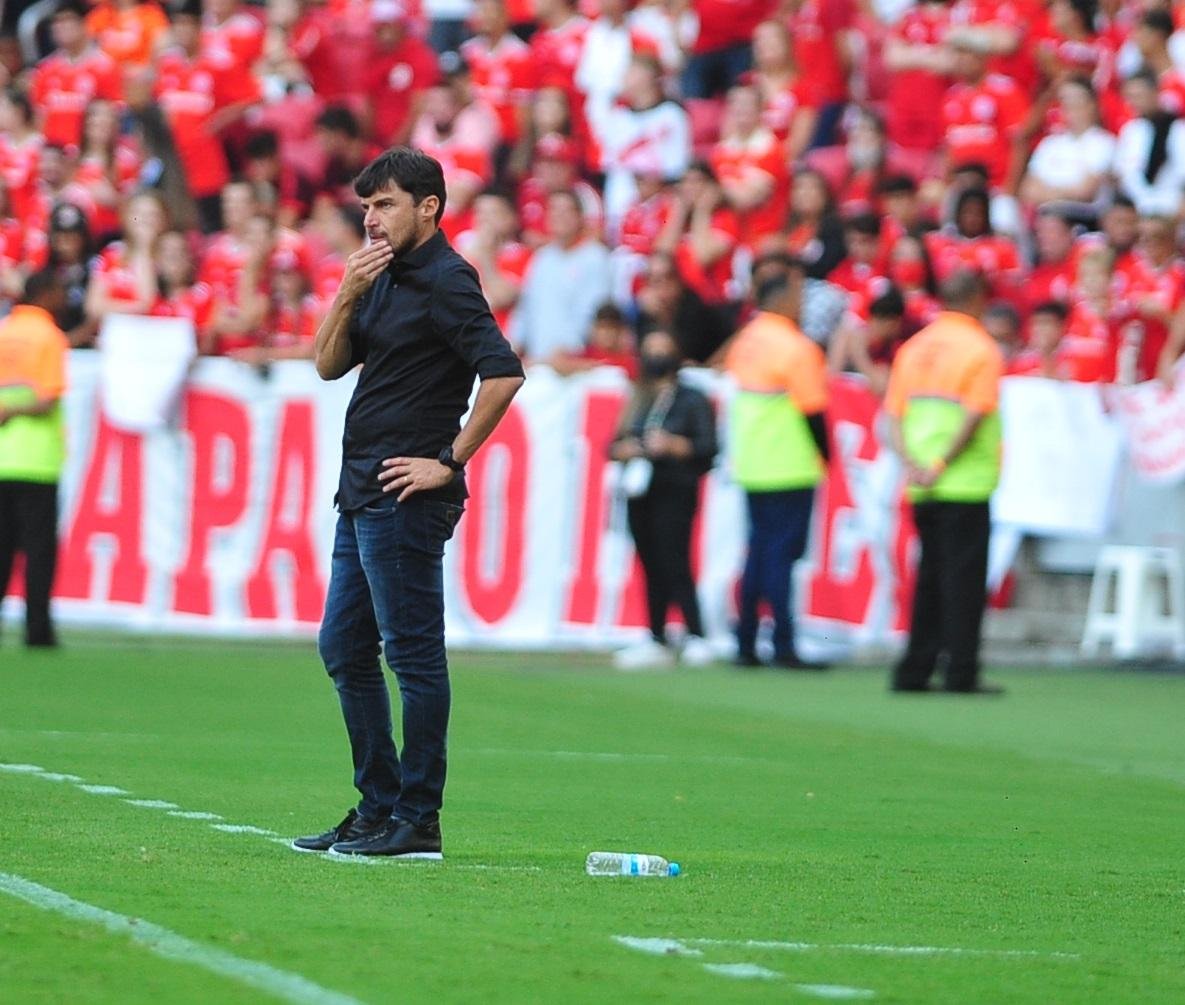 Apesar dos resultados ruins no in&iacute;cio da temporada, a dire&ccedil;&atilde;o colorada decidiu manter o t&eacute;cnico uruguaio Alexander Medina no comando da casamata. Equipe ter&aacute; um desafio complicado logo na largada do Campeonato Brasileiro, quando enfrenta, em Minas Gerais, o atual campe&atilde;o, Atl&eacute;tico Mineiro