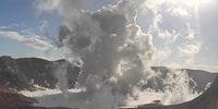 Ocorrência de novas erupções que podem liberar gases perigosos, cinzas e restos vulcânicos, além de causar um tsunami