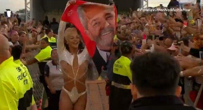 Vittar ergueu bandeira de Lula durante apresenta&ccedil;&atilde;o no Lolla