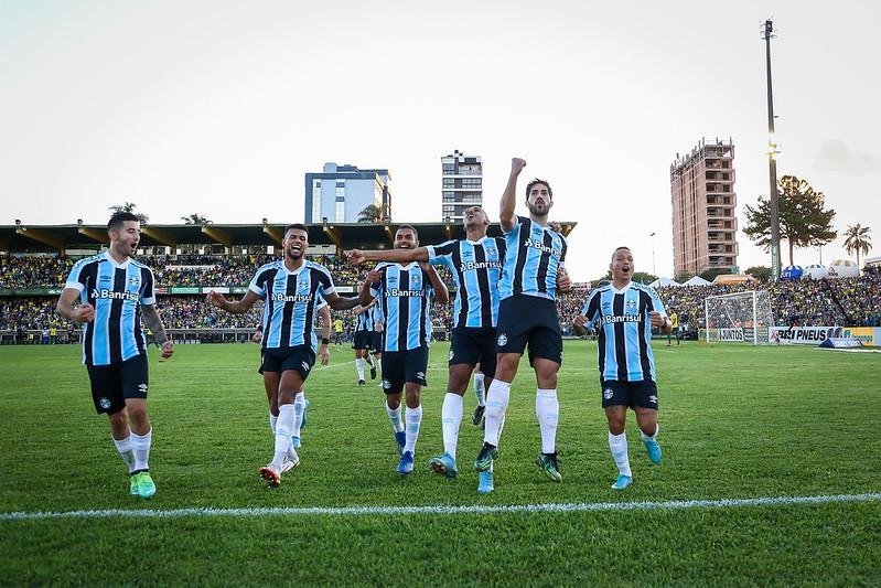 D&ecirc;nis Abrah&atilde;o v&ecirc; evolu&ccedil;&atilde;o no Gr&ecirc;mio, mas tamb&eacute;m faz alerta