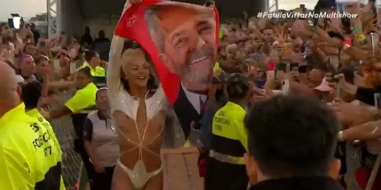 Vittar ergueu bandeira de Lula durante apresenta&ccedil;&atilde;o no Lolla