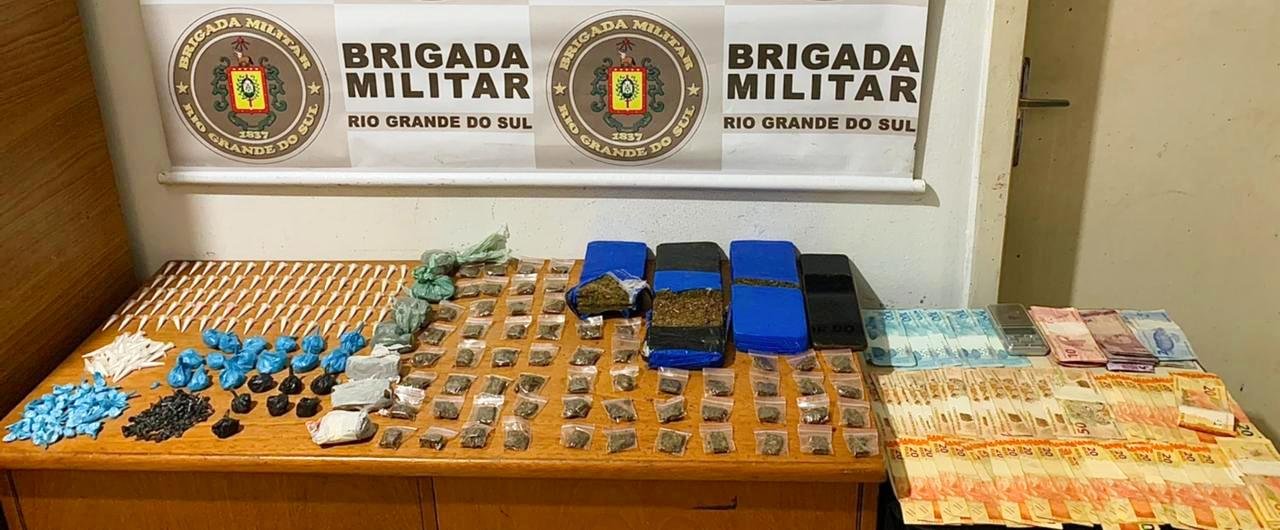 Mais de R$ 3 mil em dinheiro tamb&eacute;m foram recolhidos