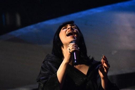 Cantora Billie Eilish apresenta can&ccedil;&atilde;o 'No Time to Die' (007) no Oscar 2022