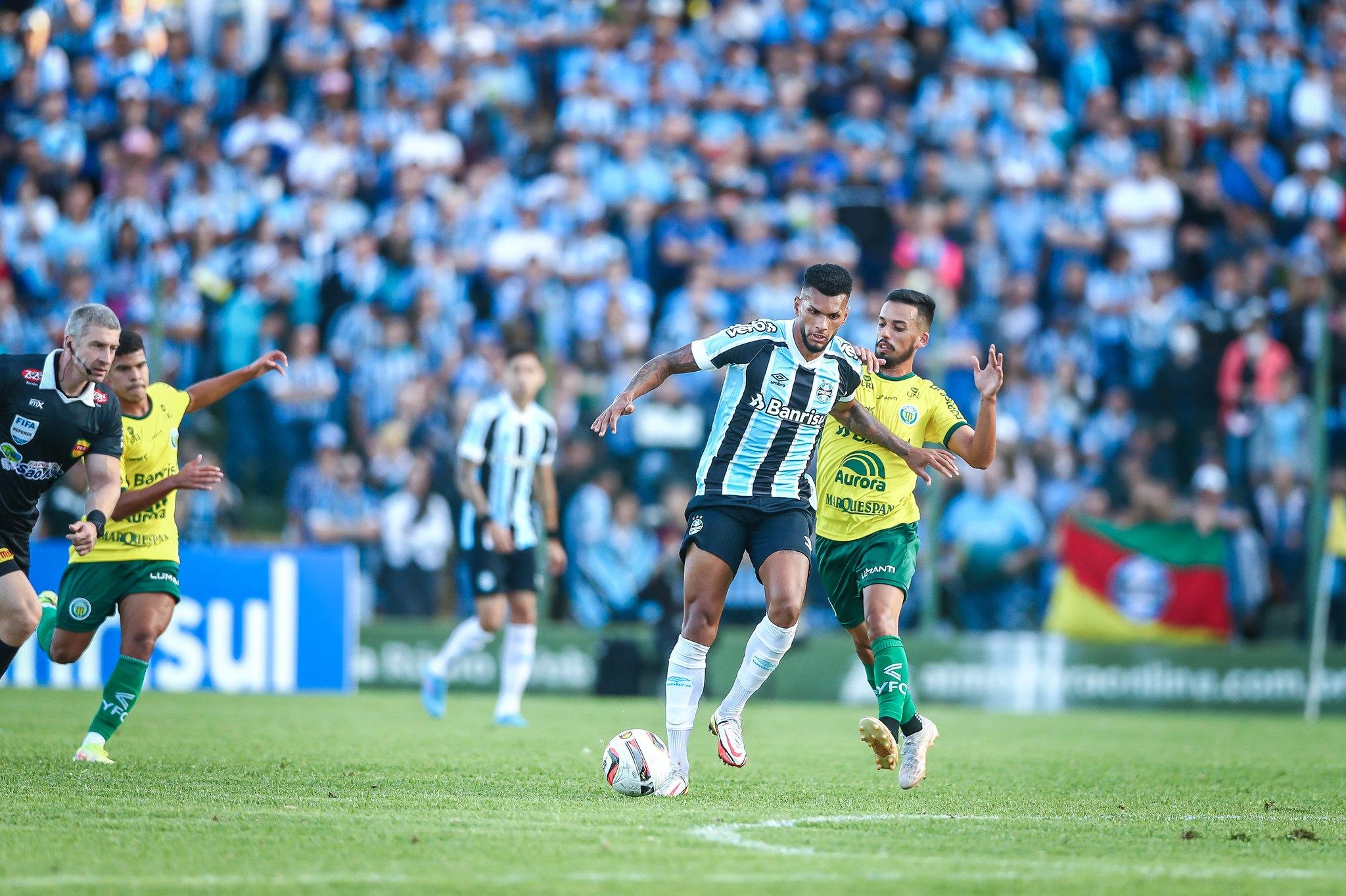 &Aacute;rbitro recorreu ao VAR no final do jogo para assinalar penalidade