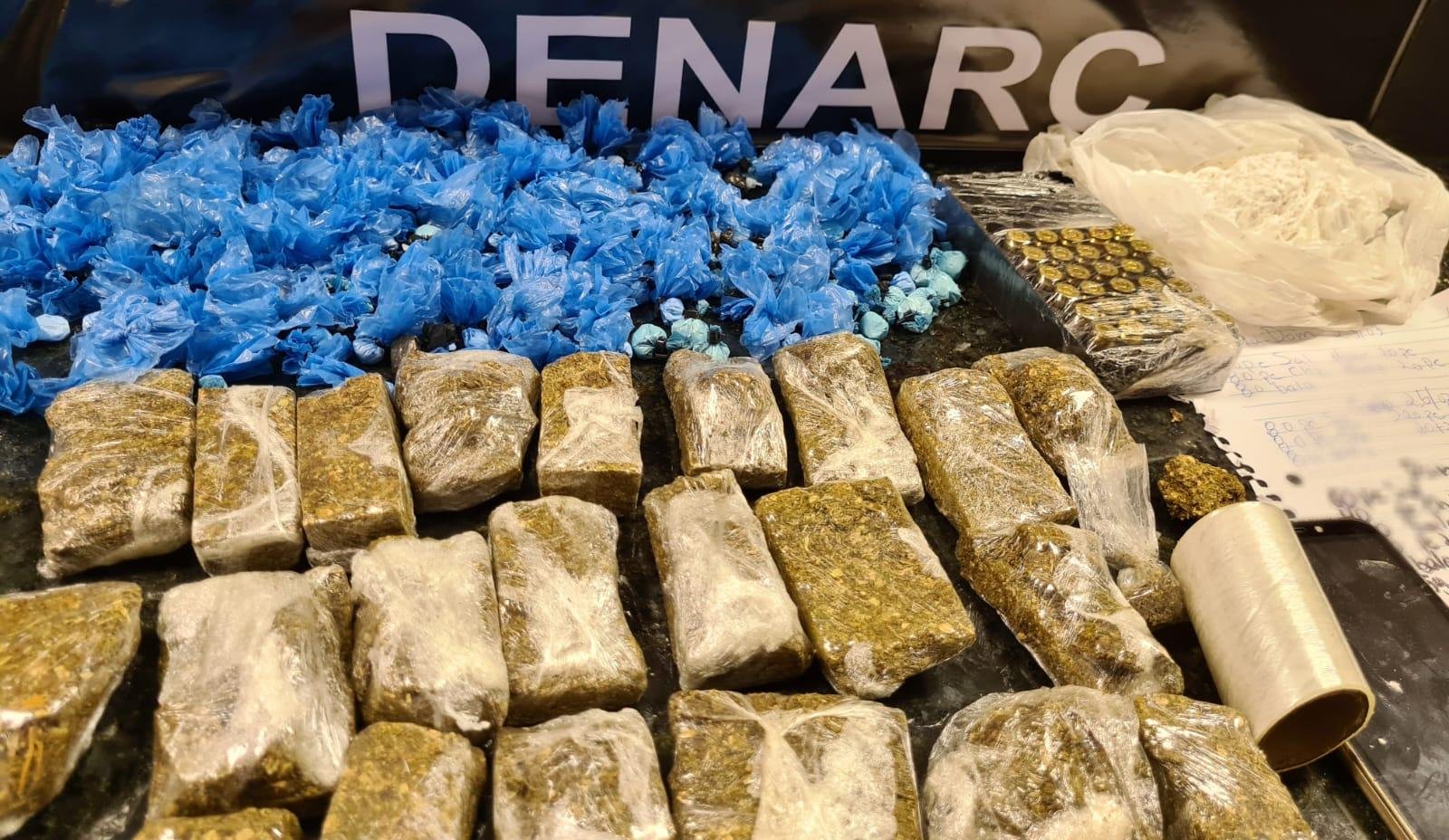 Houve apreens&atilde;o de 700 gramas de maconha, 250 gramas de coca&iacute;na e 30 muni&ccedil;&otilde;es de pistola calibre 40