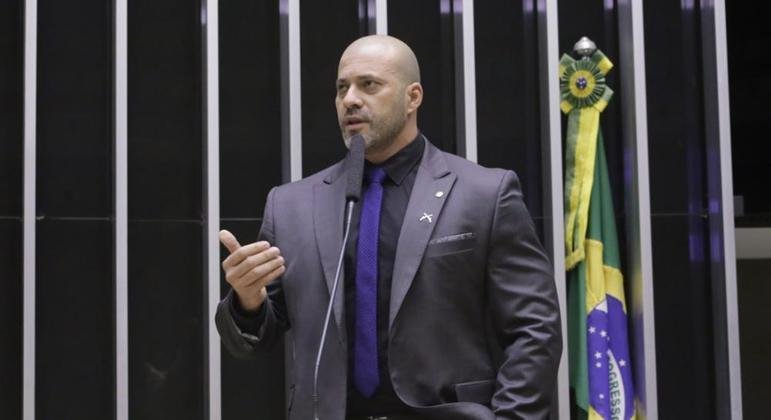 Daniel Silveira passar&aacute; noite no plen&aacute;rio