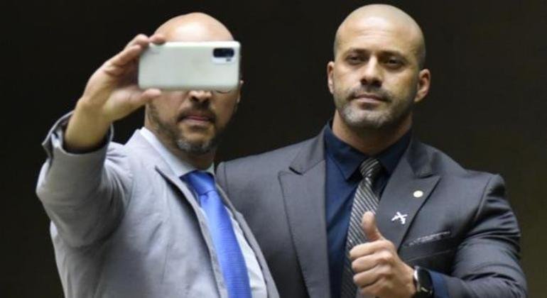 Deputado Daniel Silveira (&agrave; direita) no plen&aacute;rio da C&acirc;mara