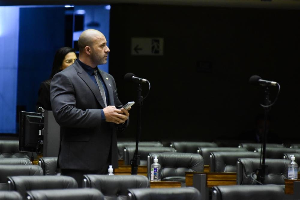 Parlamentar passou a &uacute;ltima madrugada na C&acirc;mara