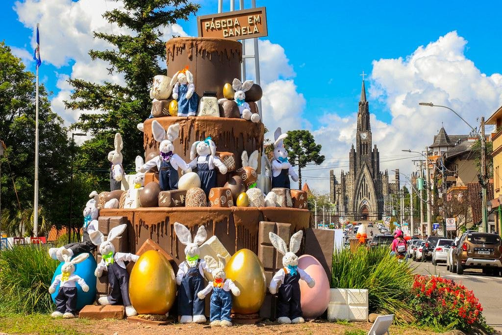 Coelhos de pano, cestas e ovos colorem as ruas do centro da cidade