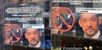 Aviso em vitrine de clube de comédia usa foto do tapa de Will Smith em Chris Rock