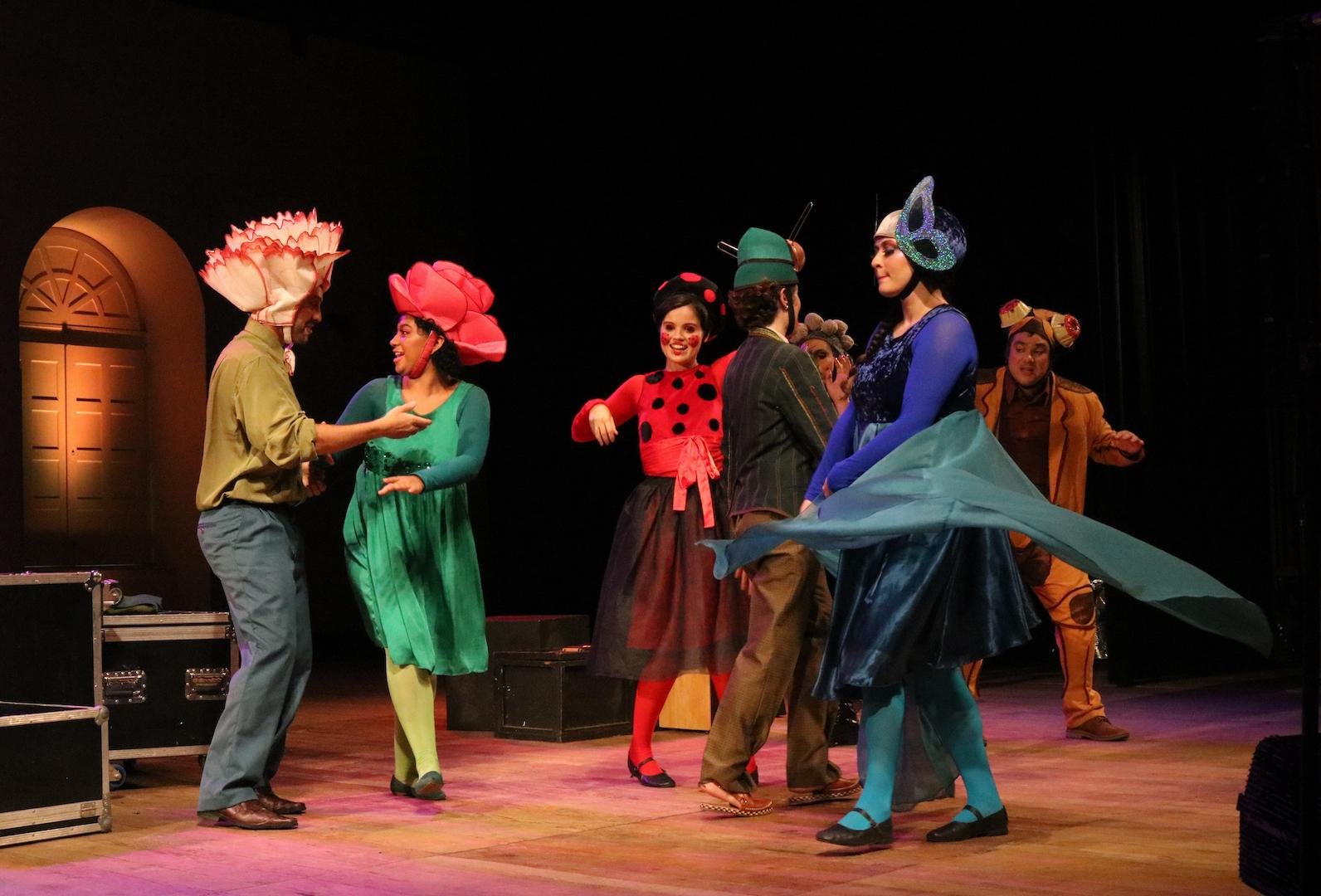 Cia Teatral Tem Gente no Palco, de Veran&oacute;polis, realiza espet&aacute;culo com m&uacute;sicas do repert&oacute;rio popular da inf&acirc;ncia.