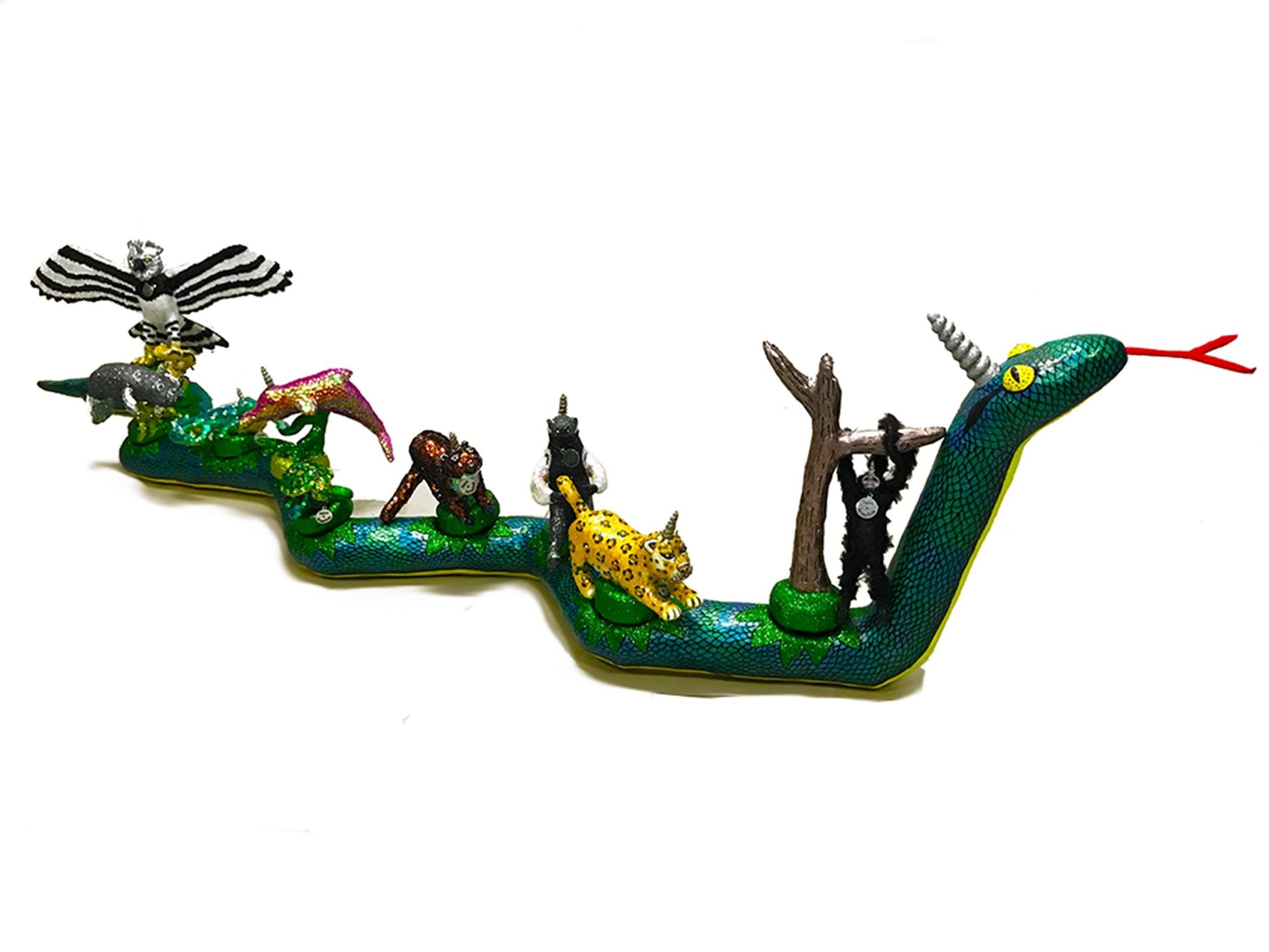 "A  Cobra Canoa" de Priscila Martinelli &eacute; uma escultura com materiais diversos