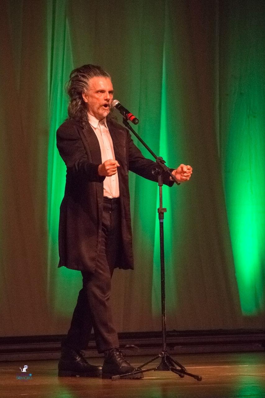 Hique Gomez &eacute; Kraunus Sang no espet&aacute;culo que d&aacute; continuidade ao Tangos & Trag&eacute;dias