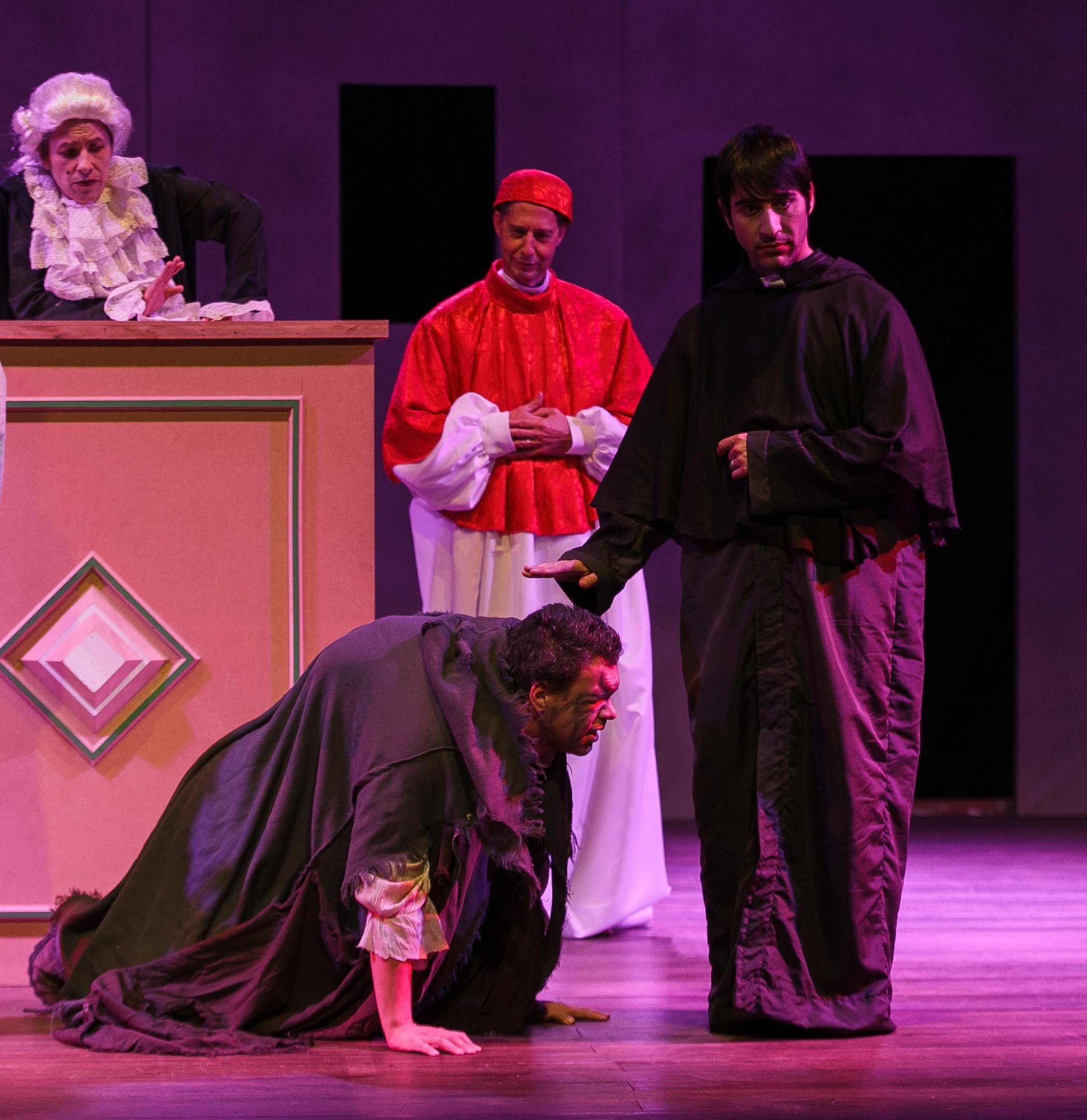 O corcunda mais famoso da hist&oacute;ria, Quas&iacute;modo, de "O Corcunda de Notre-Dame", em montagem teatral