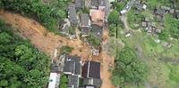 Deslizamento de terra destruiu quatro casas no bairro Monsuaba