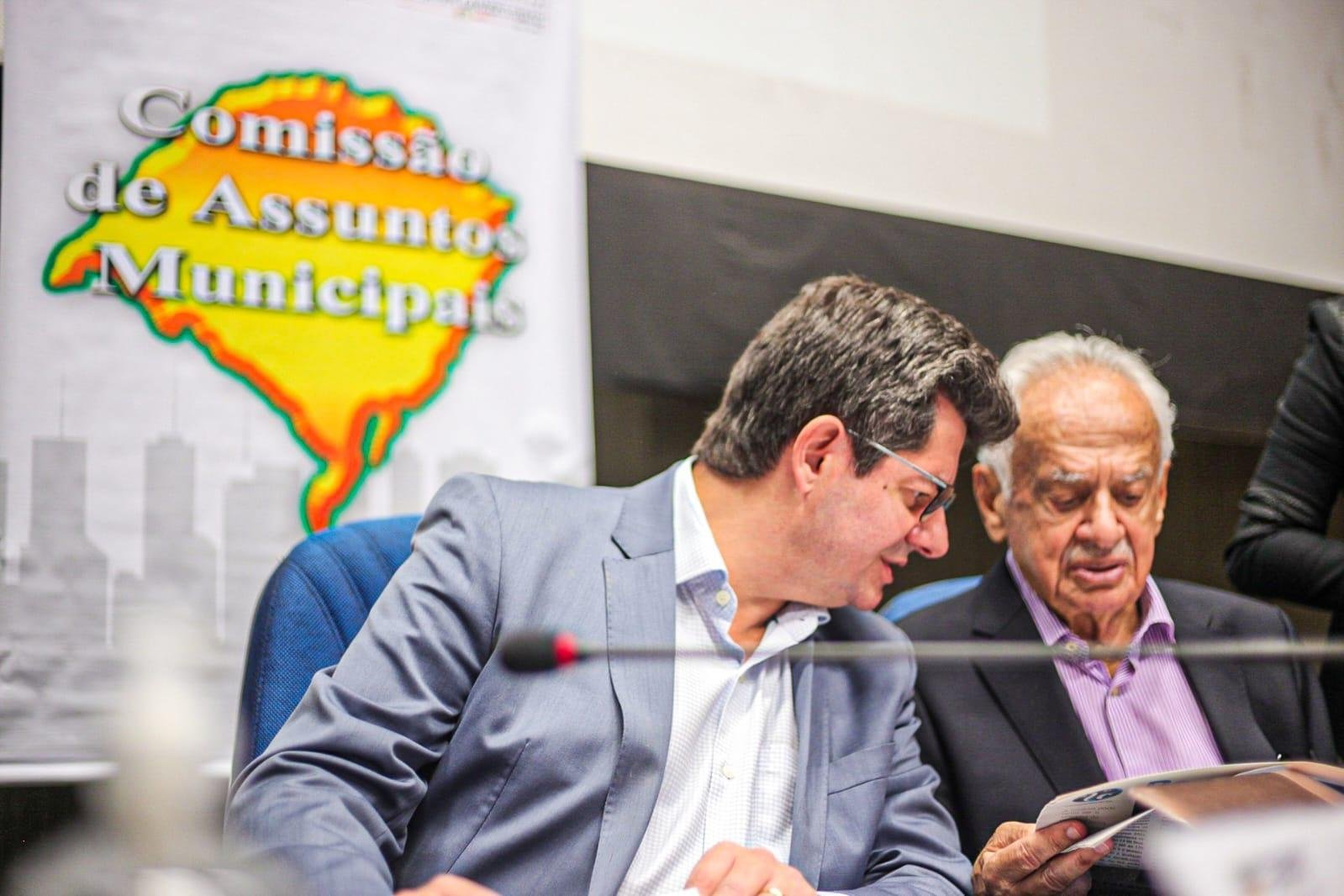 Tiago Simon, filho do ex-governador e ex-senador, &eacute; um dos coordenadores das articula&ccedil;&otilde;es contra a iniciativa