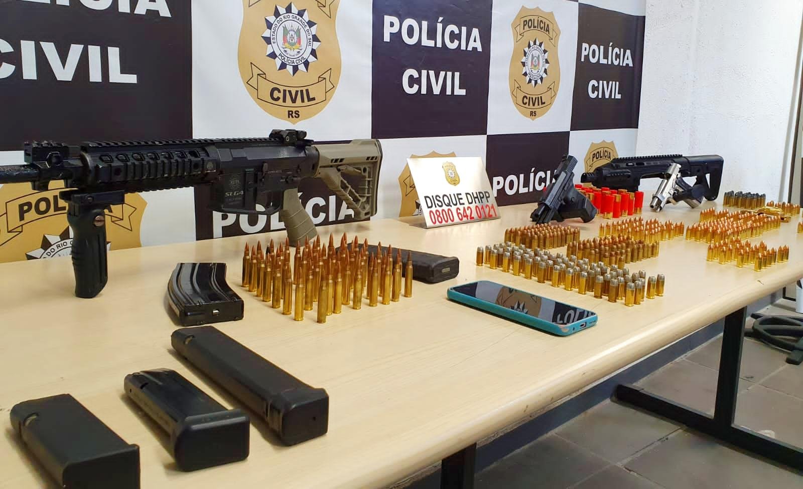 Houve recolhimento de um fuzil, duas pistolas, seis carregadores, um kit roni e tr&ecirc;s seletores de rajada, al&eacute;m de 468 muni&ccedil;&otilde;es