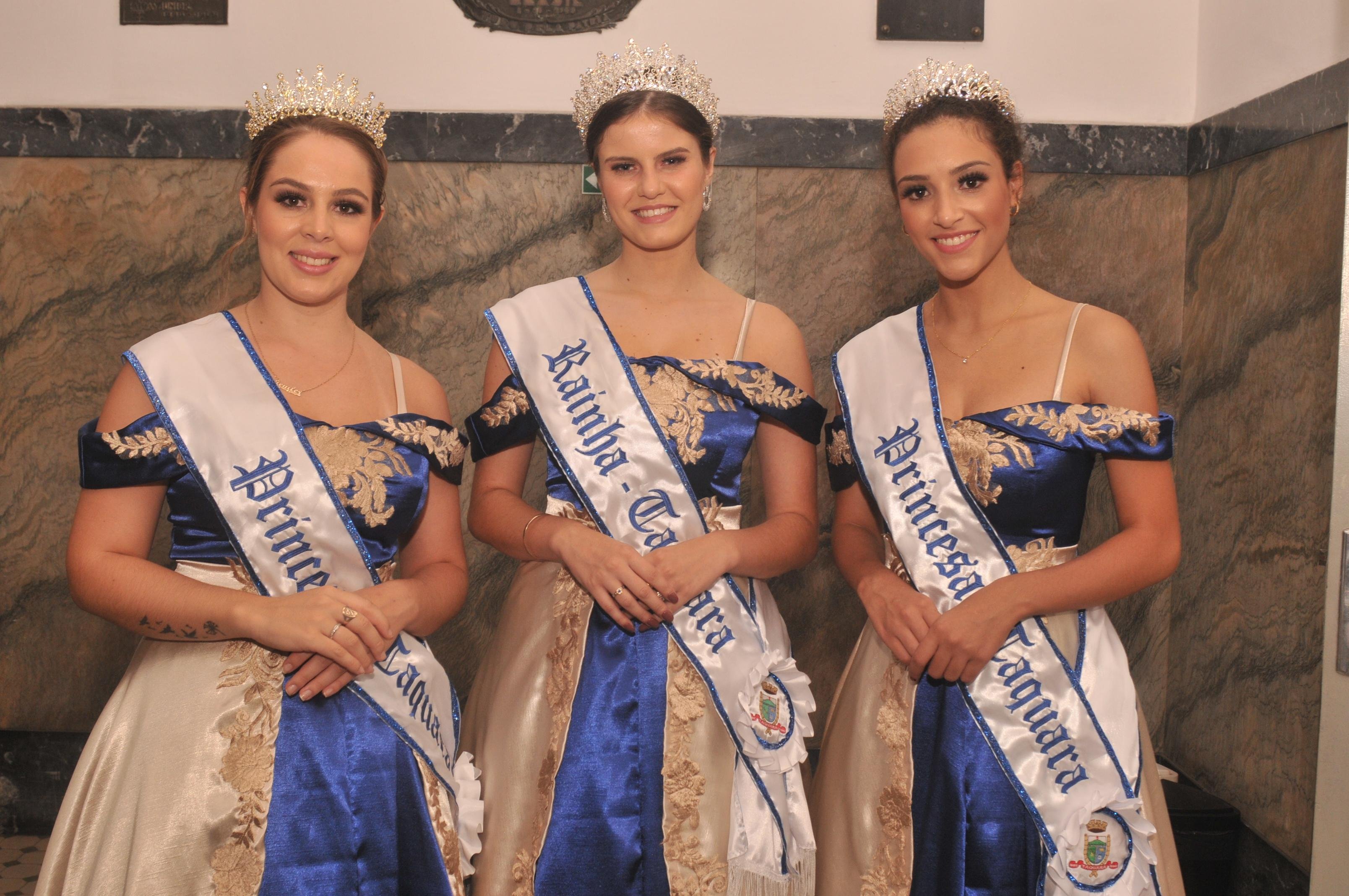 A rainha Ana Carolina Magalh&atilde;es dos Santos e as princesas Jenifer Alessandra Adam (E) e Camila dos Santos Carvalho (D) s&atilde;o as soberanas do munic&iacute;pio