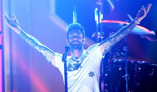 Vocalista e guitarrista da banda Maroon 5, Adam Levine comanda o show de hoje