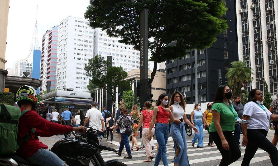 Para a curva nacional de casos de SRAG, a avalia&ccedil;&atilde;o &eacute; de que ela mant&eacute;m sinal de queda na an&aacute;lise