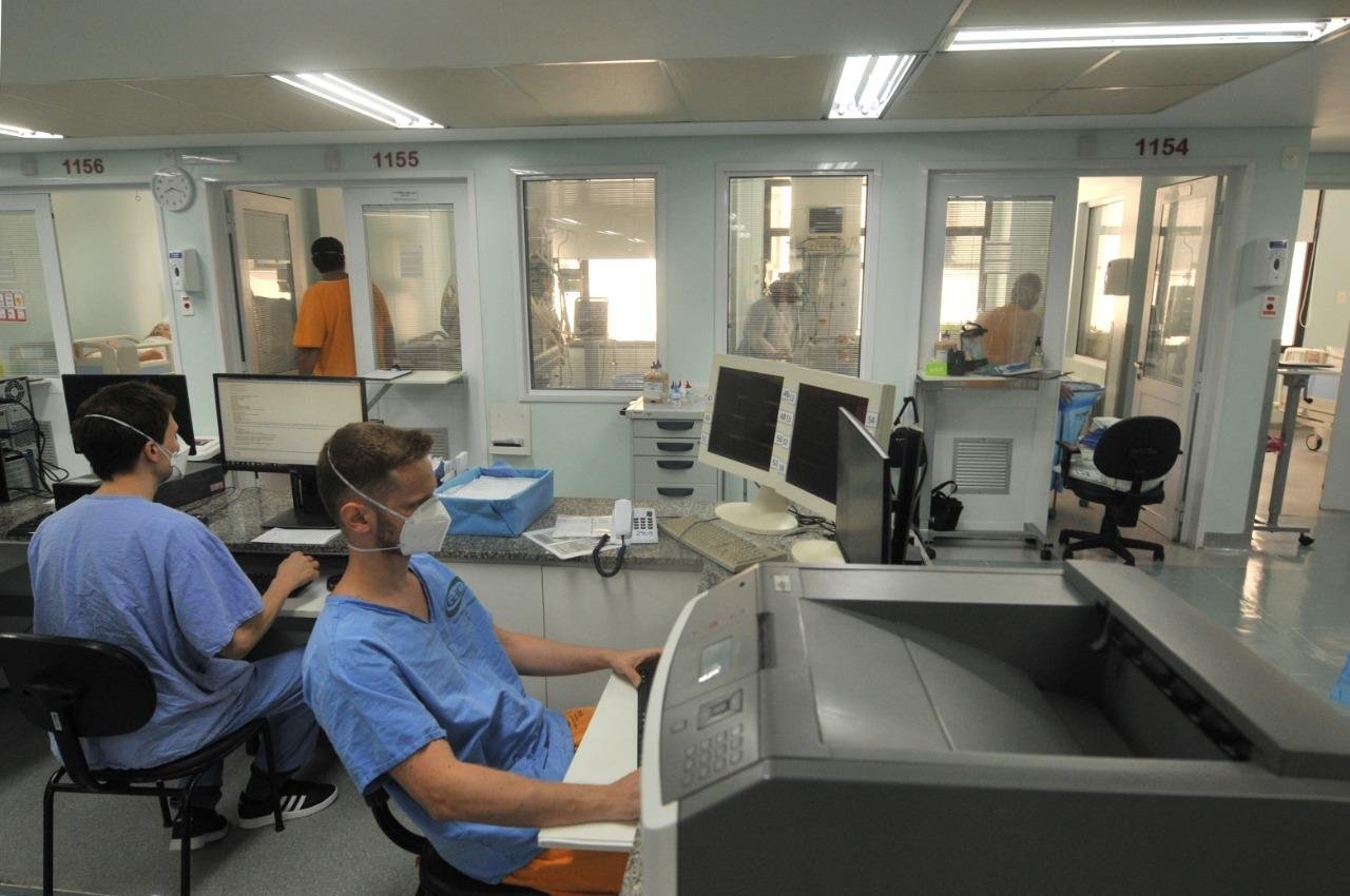 Para Machado, mesmo com a politiza&ccedil;&atilde;o da vacina&ccedil;&atilde;o, o trabalho dos profissionais de sa&uacute;de &eacute; exemplo para outros pa&iacute;ses.