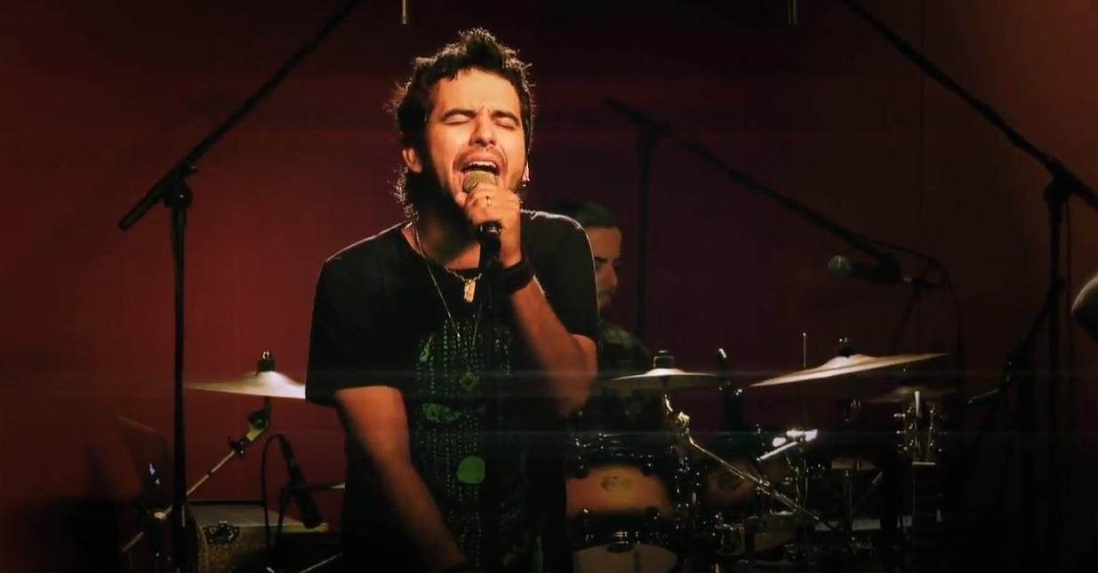 A primeira m&uacute;sica que Dudy Cardoso comp&ocirc;s para a banda Biqu&iacute;ni Cavad&atilde;o foi "Antes do Mundo Acabar", em 2007, para o &aacute;lbum "S&oacute; Quem Sonha Acordado V&ecirc; o Sol Nascer"