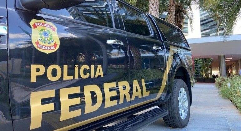 Viatura da Pol&iacute;cia Federal em frente a um pr&eacute;dio, durante uma das opera&ccedil;&otilde;es da corpora&ccedil;&atilde;o