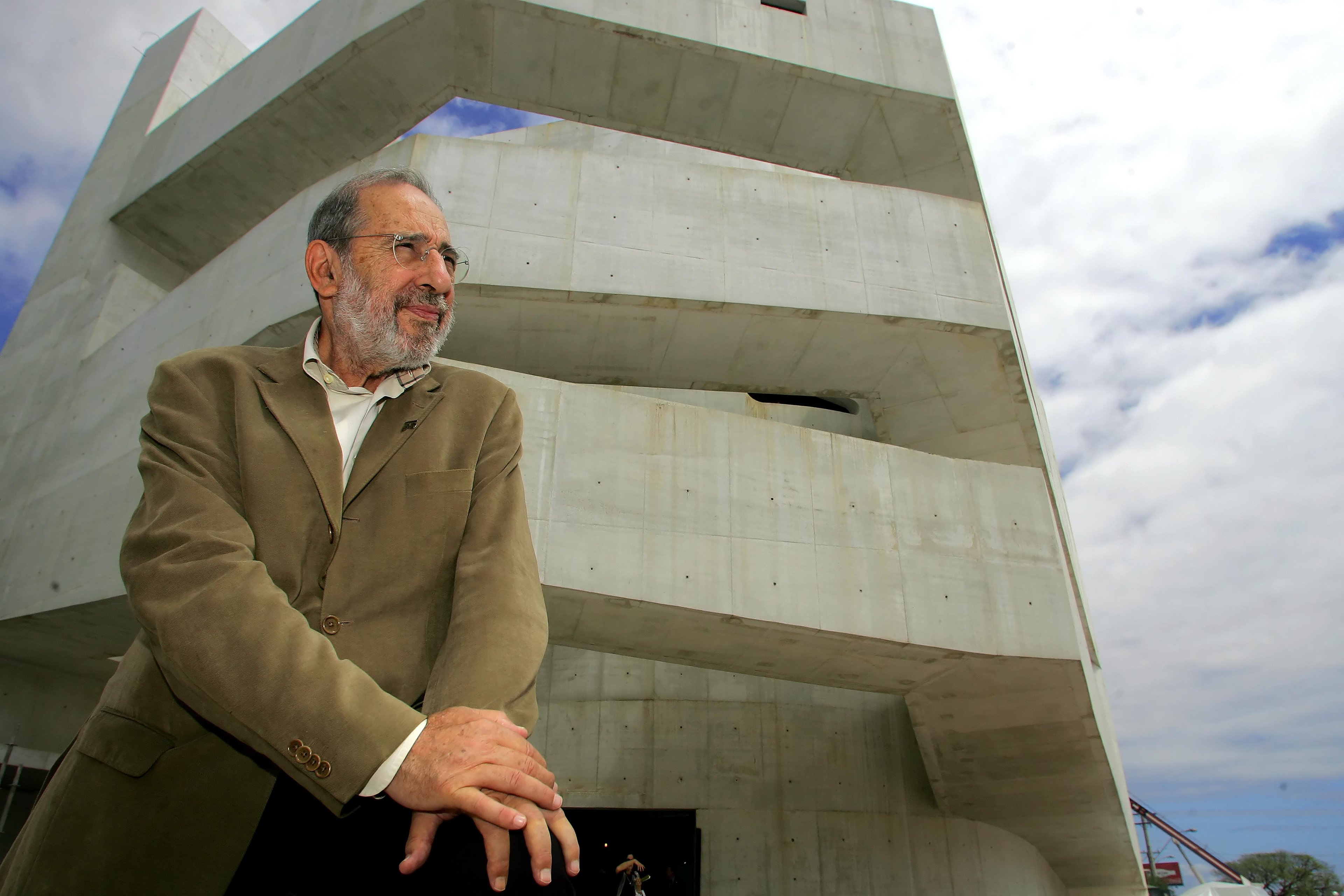 Arquiteto portugu&ecirc;s &Aacute;lvaro Siza em frente &agrave; Funda&ccedil;&atilde;o Iber&ecirc;.