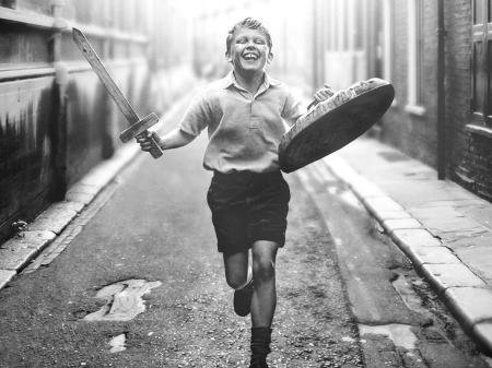 O jovem ator Jude Hill protagoniza "Belfast"