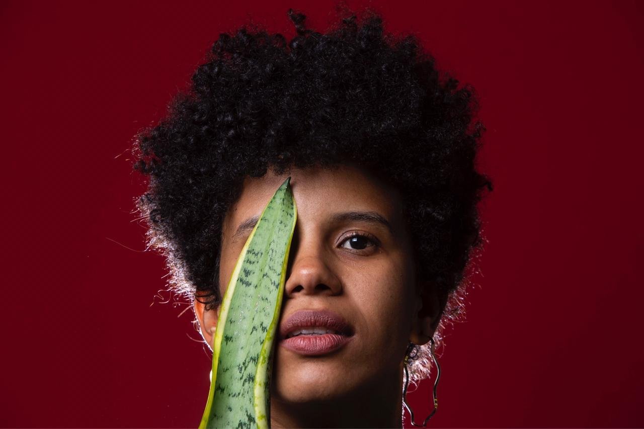 Ana Caroline protagoniza solo com indaga&ccedil;&otilde;es sobre os corpos da mulher negra, que atravessam gera&ccedil;&otilde;es flagelados socialmente.