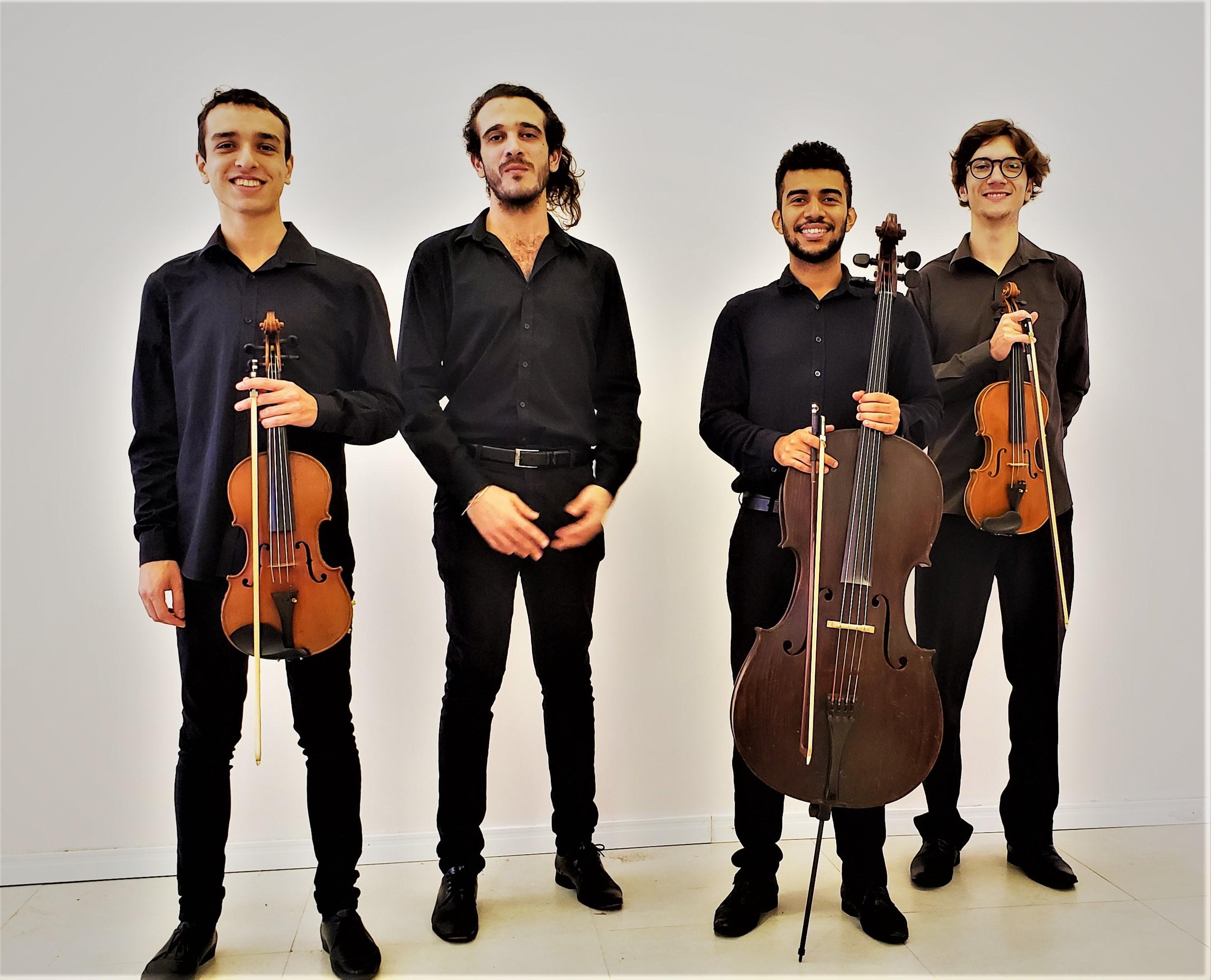 Gabriel Daufenbach (violino), Giovani Leal Pereira (viola) e Rafael Hon&oacute;rio Sobrinho (violoncelo) &ndash; prestes a concluirem o bacharelado em M&uacute;sica pela Ufrgs - e Patrick Brasil Menuzzi, que possui mestrado em piano pela universidade, formam o Quarteto Mourisco