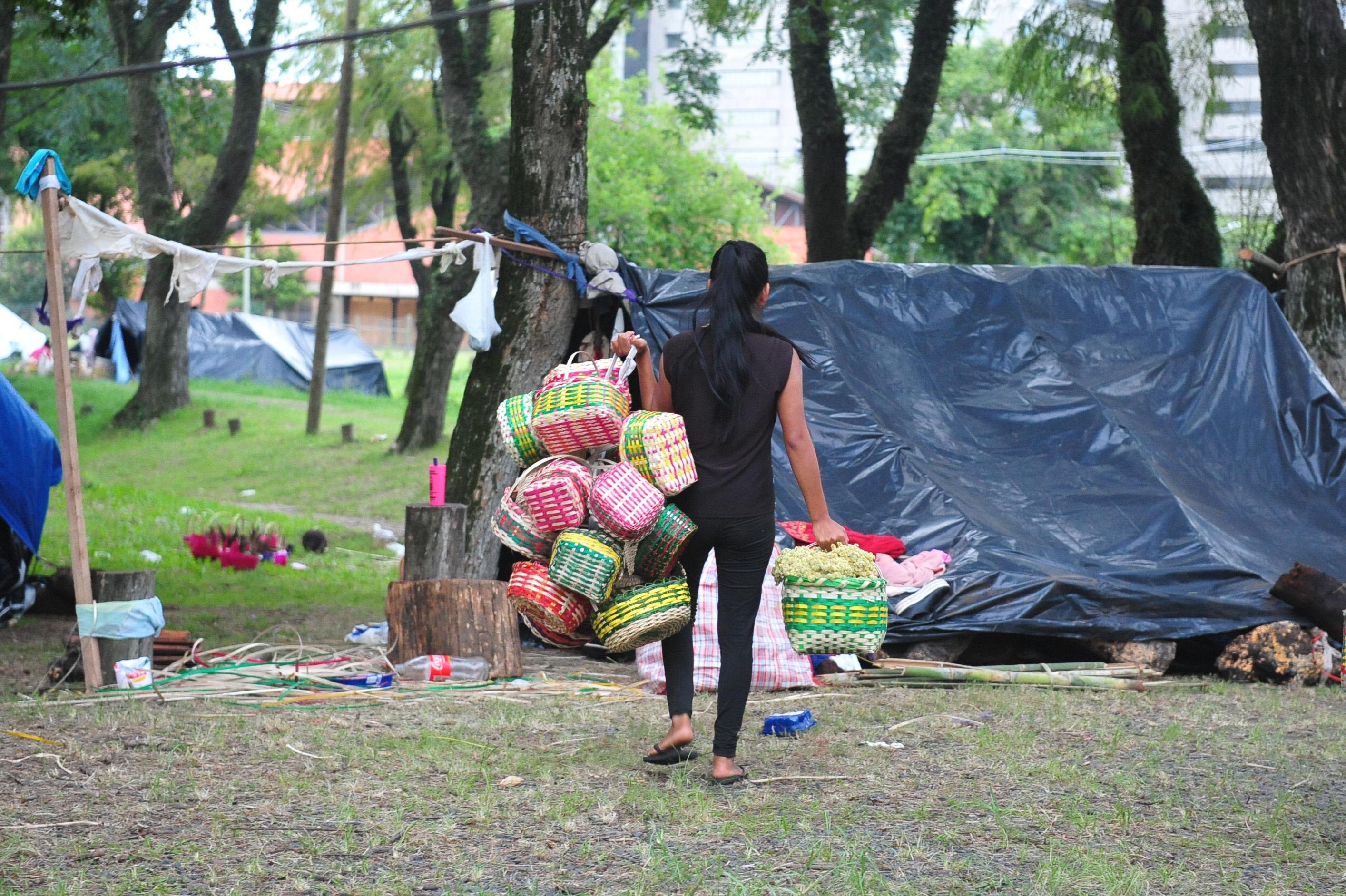 Ind&iacute;genas confeccionam cestas para venda durante a semana da P&aacute;scoa